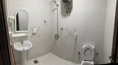 فندق البركة رويال في مكة المكرمة: حمام مع دش ومرحاض ومغسلة