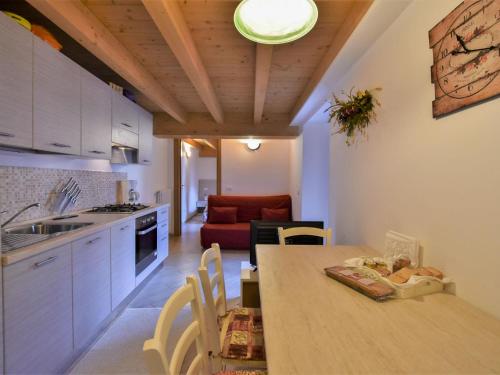 uma cozinha e sala de estar com uma mesa e um sofá em Apartment Casa del Bitto by Interhome em Pedesina