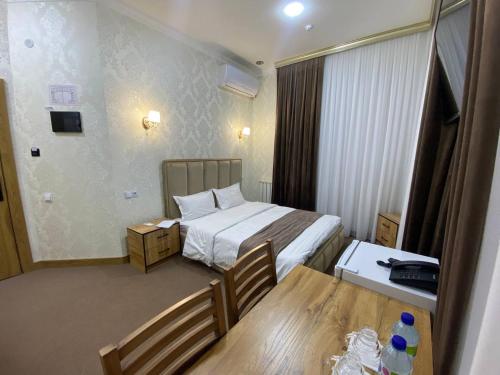 Ένα ή περισσότερα κρεβάτια σε δωμάτιο στο HOTEL KARVON SHAHRISABZ