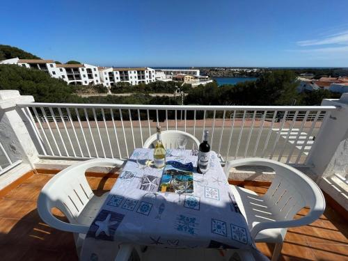 uma mesa e cadeiras numa varanda com vista para o oceano em Apartamento 204 Castell Sol CB em Arenal d'en Castell