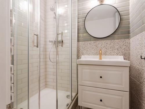 une salle de bain avec une douche, un lavabo et un miroir dans l'établissement Apartment Fleur Marine-34 by Interhome, à Cabourg