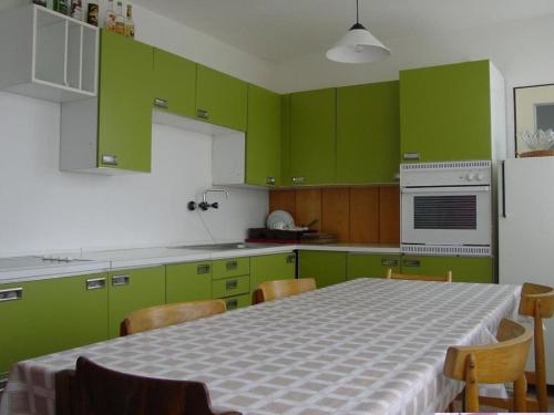Kitchen o kitchenette sa Villa Filip by Interhome