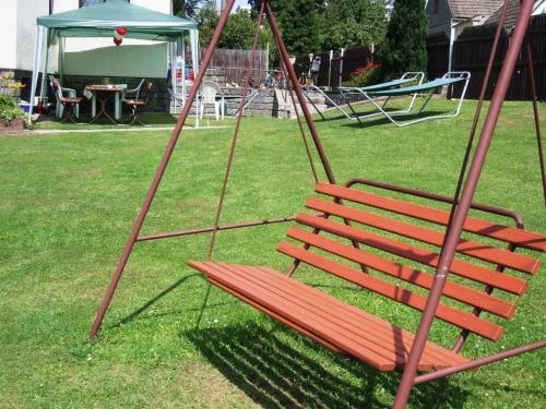 eine Schaukel im Hof mit Park in der Unterkunft Villa Filip by Interhome in Dudov