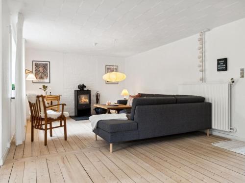 uma sala de estar com um sofá e uma mesa em Holiday Home Birtir - 750m from the sea in NW Jutland by Interhome em Hanstholm