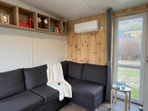 Χώρος καθιστικού στο Holiday Home Tanjas Tiny Haus by Interhome