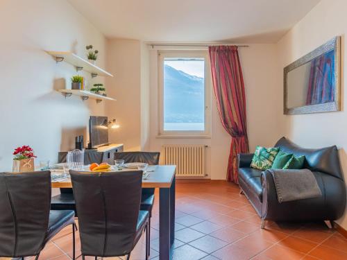 una sala de estar con una mesa y un sofá en Apartment La Baia by Interhome, en Cremia