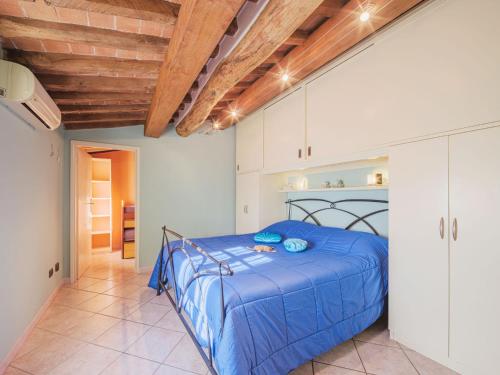 - une chambre avec un lit bleu dans l'établissement Apartment Casina stella al mare by Interhome, à Querceta