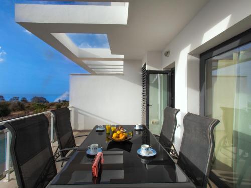 - une table avec un bol de fruits sur le balcon dans l'établissement Apartment Altamar white by Interhome, à Torre de Benagalbón