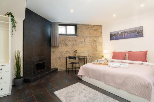 Säng eller sängar i ett rum på Host Wise - Charming Spacious Duplex House