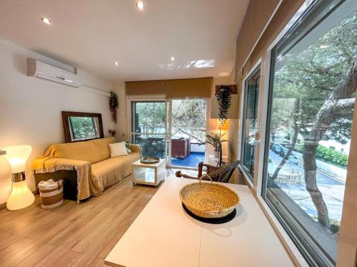 Apartment Mar D'Aro-2 by Interhome في بلاتخا دي آرو: غرفة معيشة مع أريكة ونافذة كبيرة