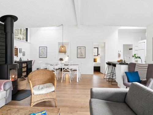 ein Wohnzimmer mit einem Sofa und einem Esszimmer in der Unterkunft Holiday Home Ela - 800m from the sea in Sealand by Interhome in Vig