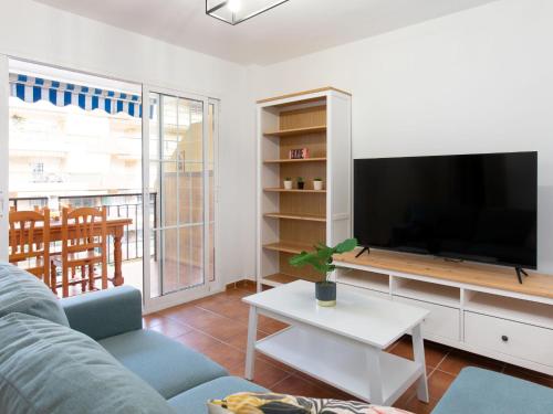 ein Wohnzimmer mit Sofa und Fernseher in der Unterkunft Apartment El apartamento de Noa by Interhome in Rincón de la Victoria