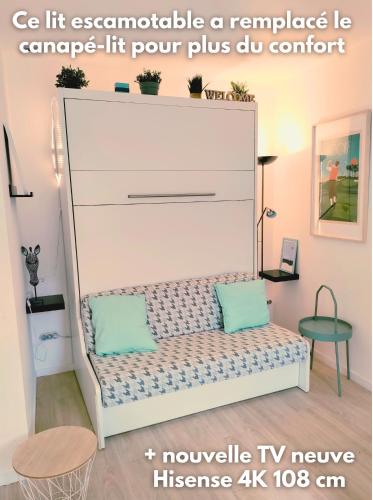 - un banc blanc avec 2 oreillers dans l'établissement Sunny studio terrasse, hypercentre la plage à 2 pas !, à Les Sables-dʼOlonne