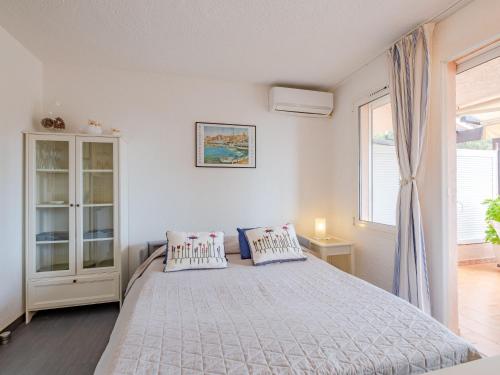 une chambre avec un grand lit avec deux oreillers dans l'établissement Studio Les Coteaux de la Nartelle-31 by Interhome, à Sainte-Maxime