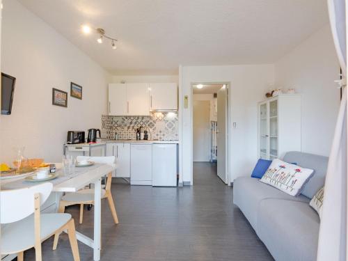 un salon et une cuisine avec un canapé et une table dans l'établissement Studio Les Coteaux de la Nartelle-31 by Interhome, à Sainte-Maxime