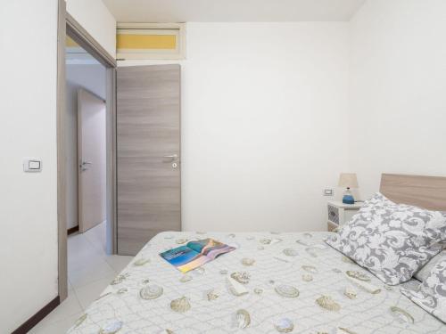 Ένα ή περισσότερα κρεβάτια σε δωμάτιο στο Apartment Porru by Interhome