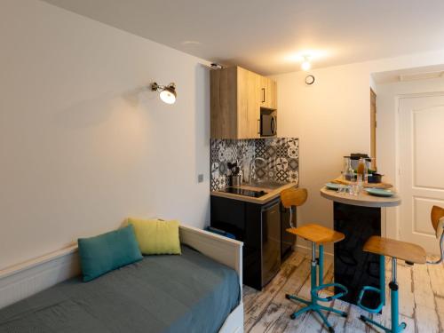 Cette petite chambre comprend un lit et une cuisine. dans l'établissement Studio L'Oiseau 2 by Interhome, à Dinard