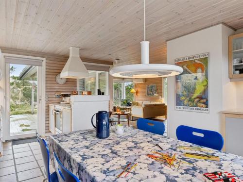 uma cozinha e sala de jantar com mesa e cadeiras em Holiday Home Selenia - 1km from the sea in NW Jutland by Interhome em Saltum