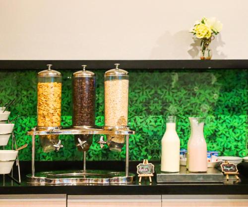 a shelf with four containers of food on it at Hotel Terrano Concepción in Concepción