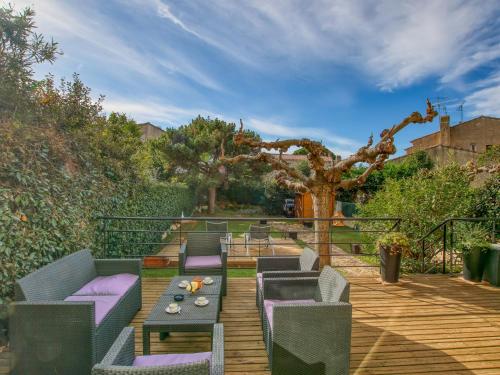 un patio avec des chaises, une table et un arbre dans l'établissement Apartment L'Ile heureuse-8 by Interhome, à Saint-Cyr-sur-Mer