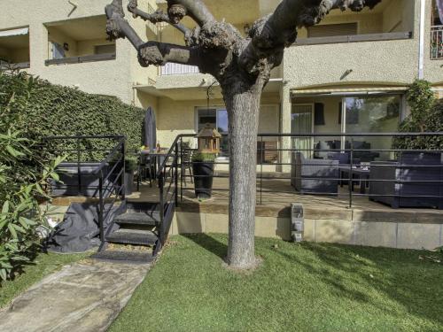 un arbre dans une cour à côté d'un bâtiment dans l'établissement Apartment L'Ile heureuse-8 by Interhome, à Saint-Cyr-sur-Mer