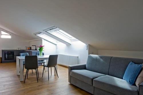 A seating area at Sky View Apartment