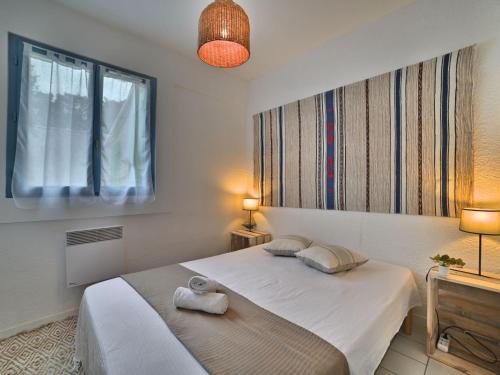 une chambre avec un lit avec deux serviettes dessus dans l'établissement Holiday Home Les Conches by Interhome, à Saint-Georges-dʼOléron