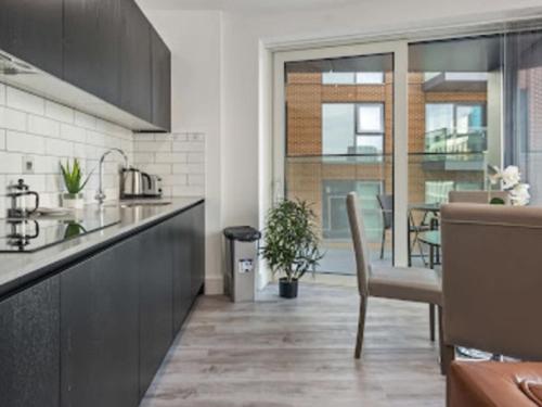 eine Küche mit einer Theke und einem Esszimmer in der Unterkunft Apartment North Acton-2 by Interhome in London