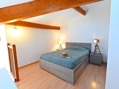 une chambre avec un lit avec un chapeau dessus dans l'établissement Holiday Home Le Green Village-4 by Interhome, à Roquebrune-sur Argens
