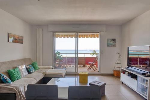 un salon avec un canapé et une télévision dans l'établissement Superbe appartement Terrasse vue mer exceptionnelle, à Marseille