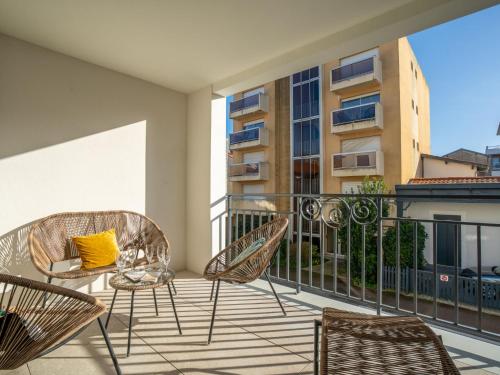 un balcon avec des chaises et des tables sur un immeuble dans l'établissement Apartment Villa Anna-1 by Interhome, à Arcachon