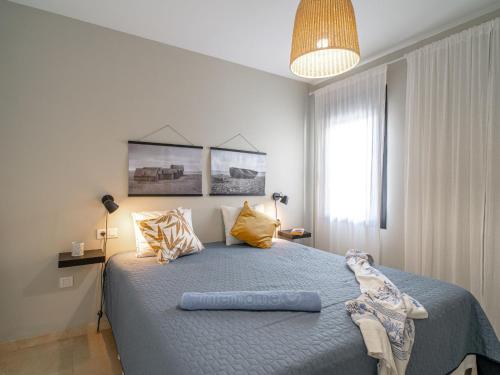 1 dormitorio con 1 cama grande con manta azul en Apartment Iglesia by Interhome, en Nerja