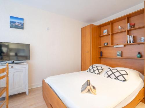 une chambre avec un lit et une télévision à écran plat dans l'établissement Studio Port Arcachon-7 by Interhome, à Arcachon