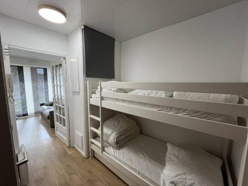 une chambre avec deux lits superposés dans une pièce dans l'établissement TourvilleA01, à Le Touquet-Paris-Plage