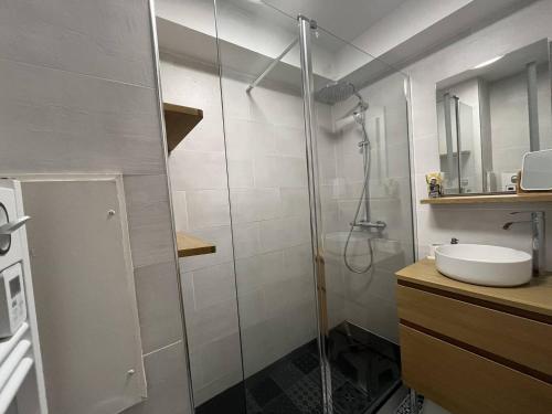 une salle de bain avec douche et lavabo dans l'établissement TourvilleA01, à Le Touquet-Paris-Plage