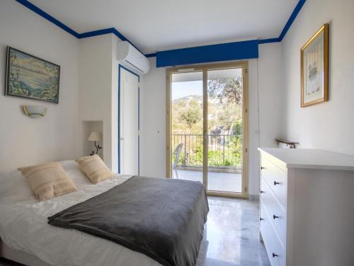 une chambre avec un lit et une grande fenêtre dans l'établissement Apartment Val Joli-2 by Interhome, à Cannes
