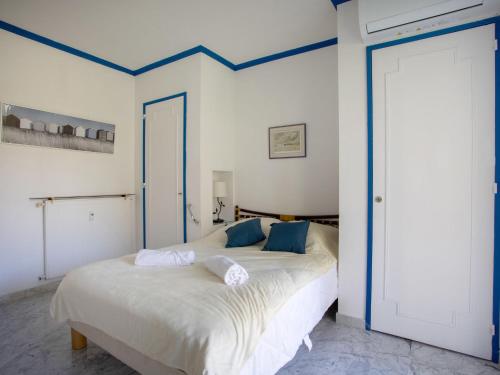 - une chambre avec un lit aux finitions bleues dans l'établissement Apartment Val Joli-2 by Interhome, à Cannes