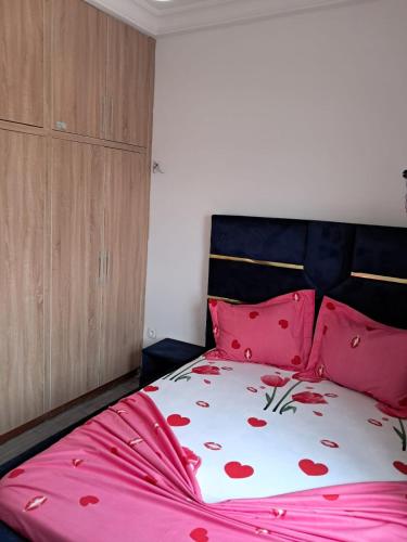 Un ou plusieurs lits dans un hébergement de l'établissement Residence New Standing Douala CITE CHIRAC YASSA