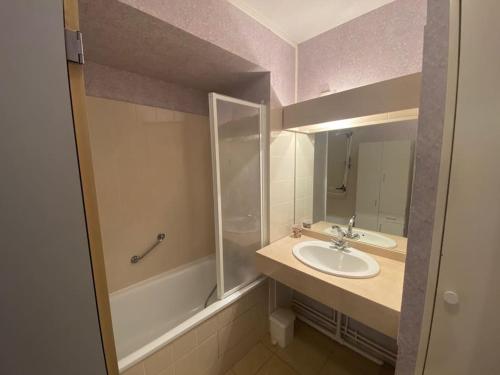 une salle de bain avec un lavabo, une douche et un miroir dans l'établissement Appartement en plein centre d'Arcachon, à Arcachon