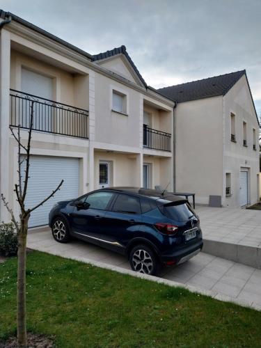 ein schwarzes Auto, das vor einem Haus parkt in der Unterkunft SAPHIR in Nogent-sur-Oise