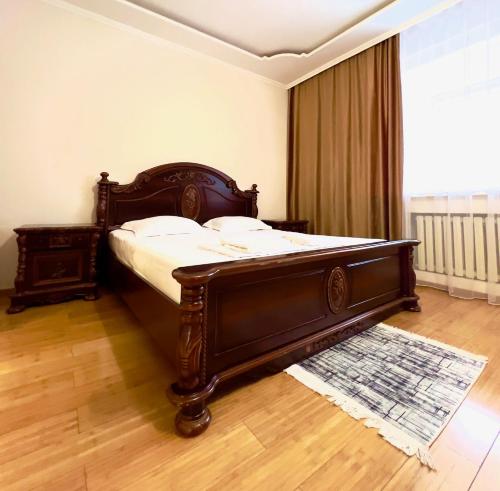 Cama o camas de una habitación en 241 Рядом с Байтереком и красивым видом на город с 3 кроватями и 2 диванами для 1-9 чел