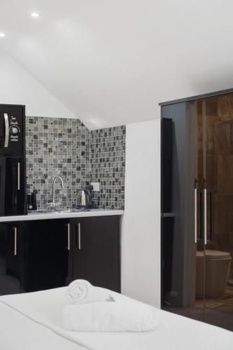 Кровать или кровати в номере Modern city centre studio apartment!