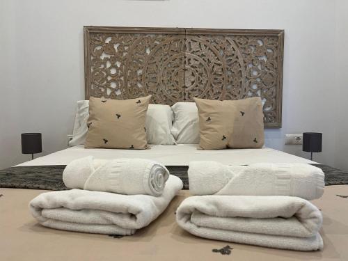 - une chambre avec un lit et des serviettes à l'étage dans l'établissement Rinconcito del Falla Grupo AC Gestion, à Cadix