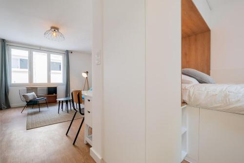 une chambre avec un lit et un bureau dans une pièce dans l'établissement Le Contemporain, Charmant T1, Clim, Centre Ville, à Montpellier