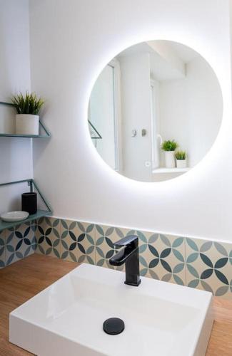 une salle de bain avec un lavabo et un miroir dans l'établissement Le Contemporain, Charmant T1, Clim, Centre Ville, à Montpellier
