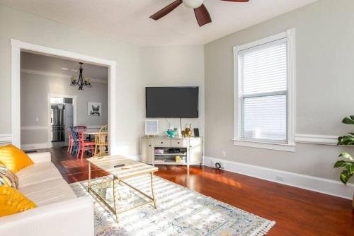 un soggiorno con divano bianco e TV a schermo piatto di Historic 3 Bedroom Home a Jacksonville