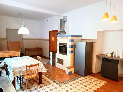 uma cozinha com uma mesa e uma cozinha com um fogão em Gasthof Zemlinski Family Room em Payerbach