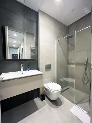une salle de bain avec un lavabo, des toilettes et une douche dans l'établissement Urban Flat 91 - Beautiful Flat Picasso in Le Marais, à Paris