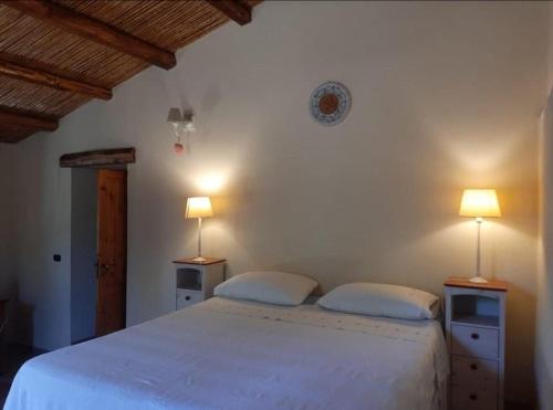IoppoloにあるVilla Gemmaのベッドルーム1室(白いベッド1台、ランプ2つ付)