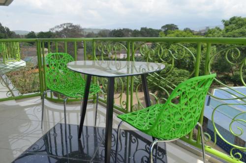 patio con mesa y sillas en el balcón en Luxury Budget Hotels, en Arusha